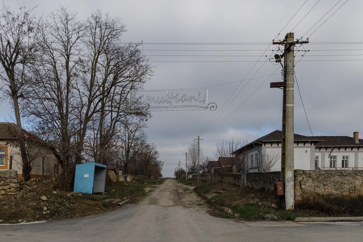 Românii au repopulat un cătun aproape părăsit de tătari. Acum, în satul Gherghina se taie porcul de Ignat și se ține Crăciunul
