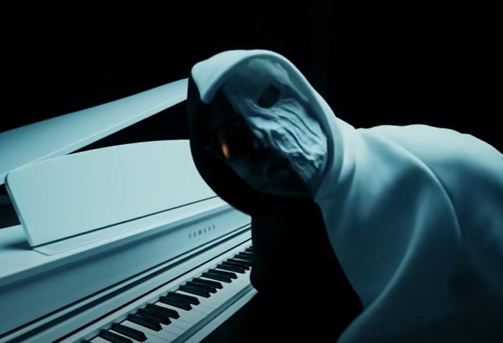 Ce are pe față Carla’s Dreams în cel mai recent videoclip. Artistul arată diferit, după ce a renunțat parțial la machiaj