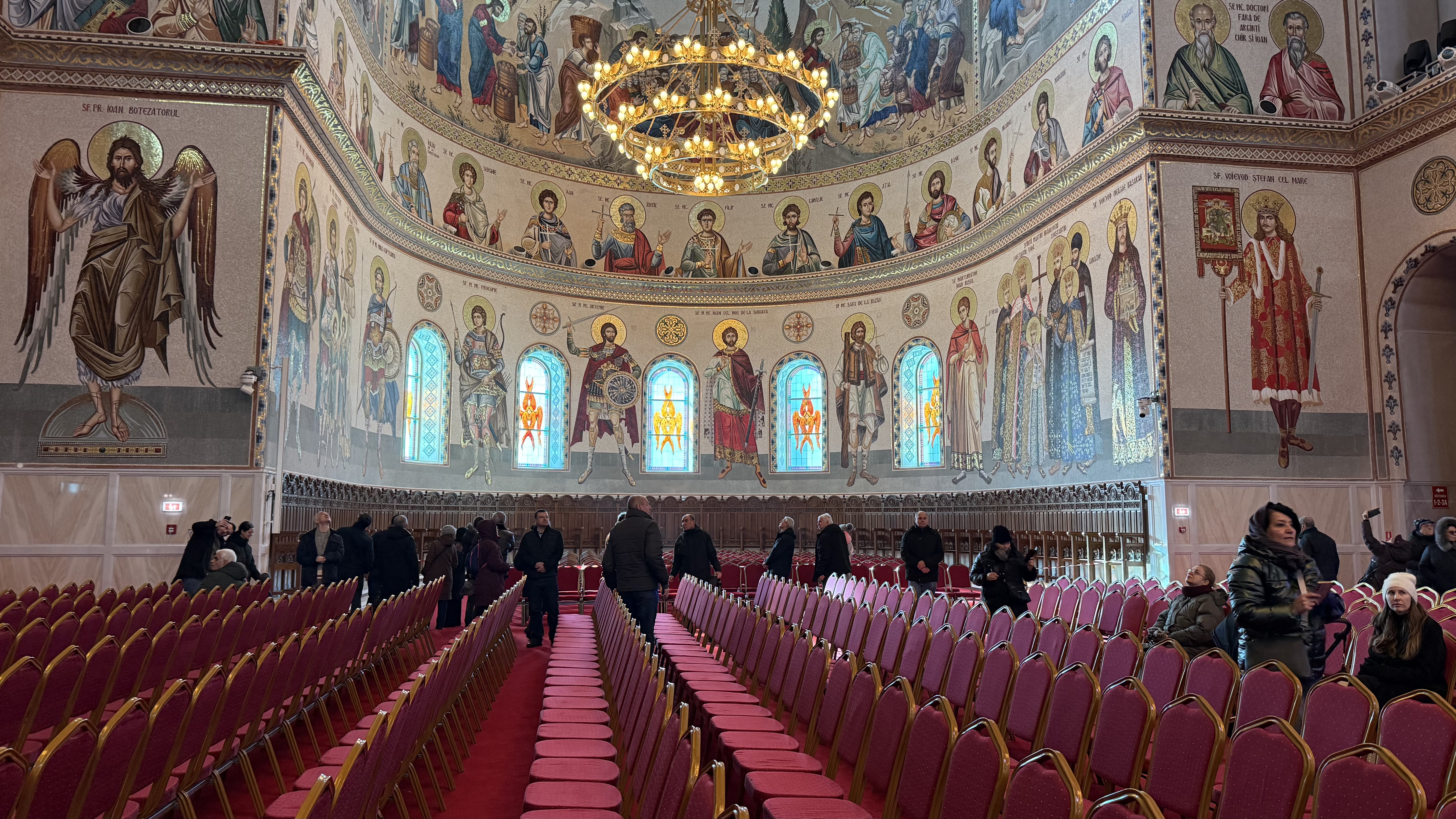 A doua zi de Crăciun la Catedrala Națională. Mii de credincioși au venit din țară și din străinătate să viziteze cea mai mare biserică ortodoxă din lume