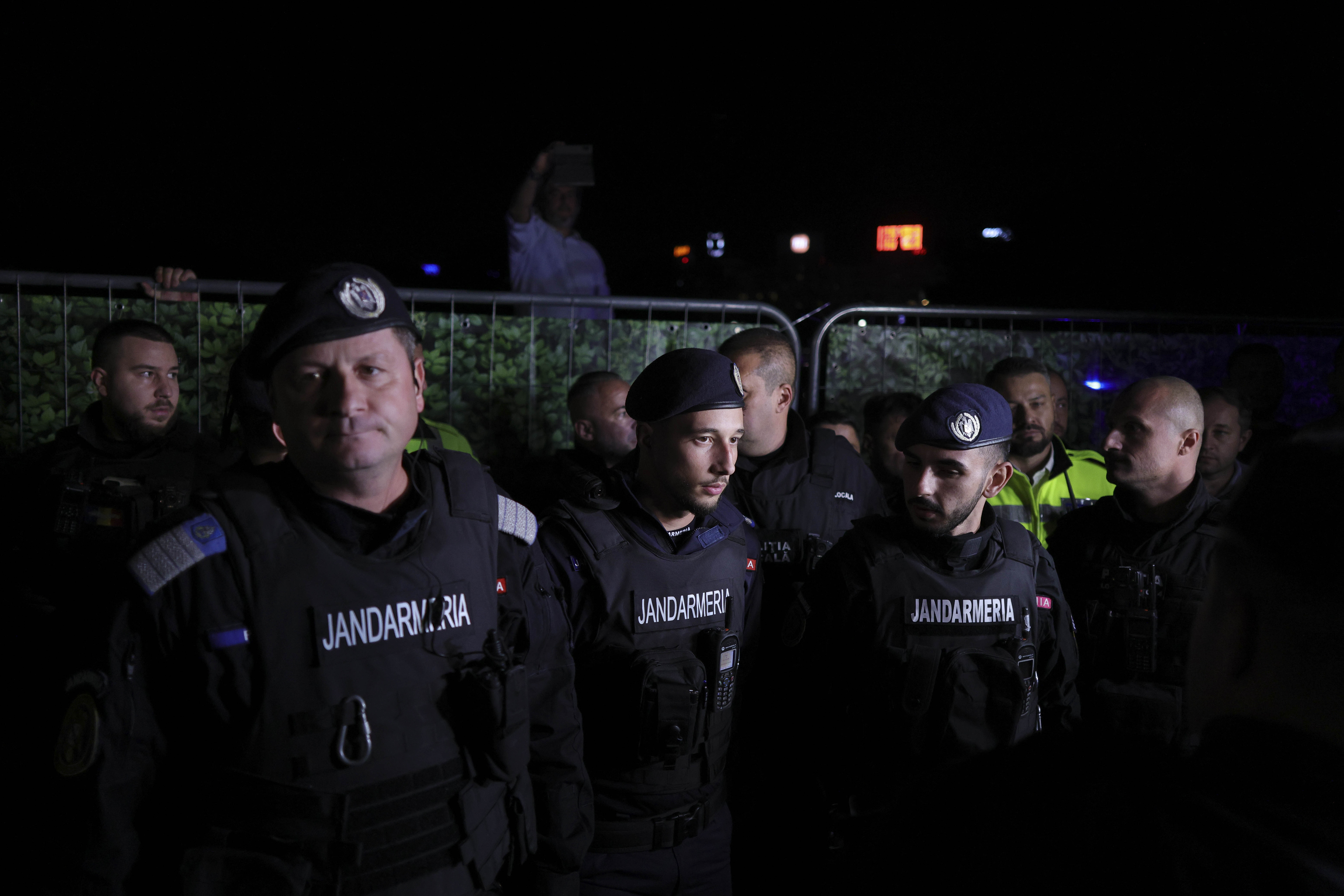 Scandal în Piața Unirii legat de lucrările la planșeu. Nicușor Dan a venit cu buldozere pentru gardurile lui Daniel Băluță. A intervenit și premierul Ciolacu