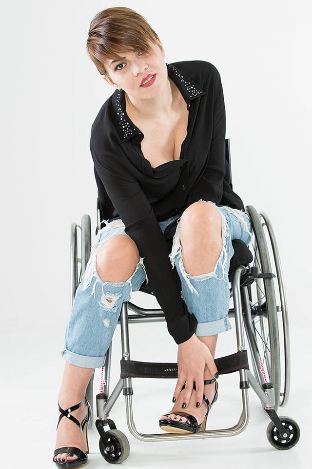 Povestea impresionantă a unei românce, model în Italia. Roxana Dobrică a ajuns campioană la handbike, după ce a paralizat complet| FOTO