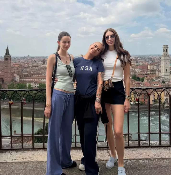 Imagini cu fata cea mare a Anamariei Prodan în costum de baie, pe un iaht. Rebecca se află în vacanță cu iubitul ei