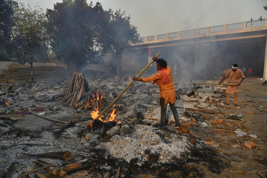 India, aproape de colaps în urma valului COVID. Parcări transformate în incineratoare