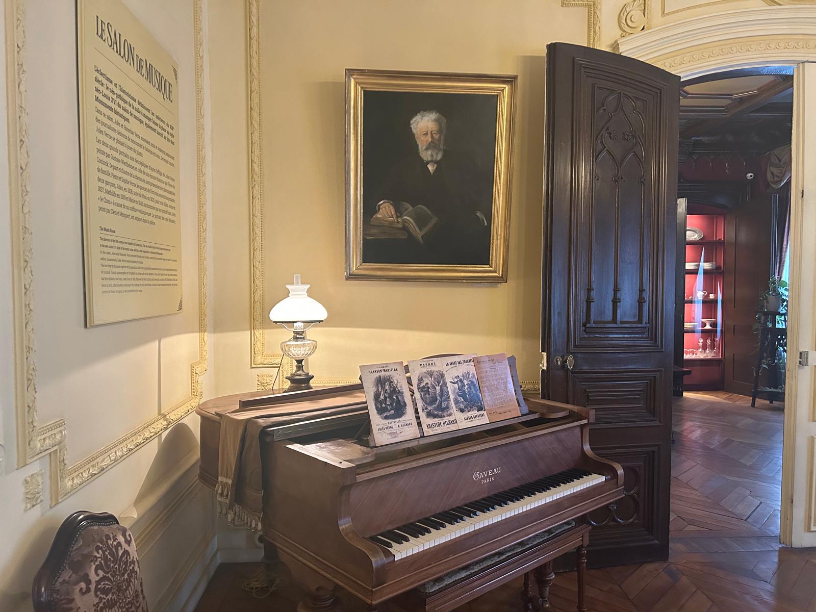 Legătura dintre casa lui Jules Verne din Amiens și București. „Ocolul Pământului” prin orașul unde autobuzele au pe ele poza scriitorului despre care se spune că s-a iubit cu o româncă
