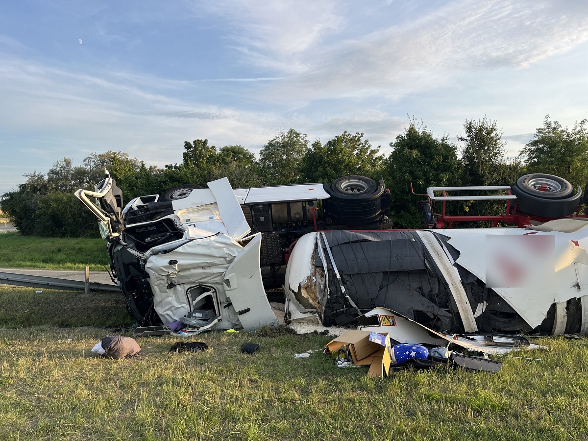Un șofer român care transporta 26.900 de litri de bere și era beat la volan a răsturnat cisterna, în Germania