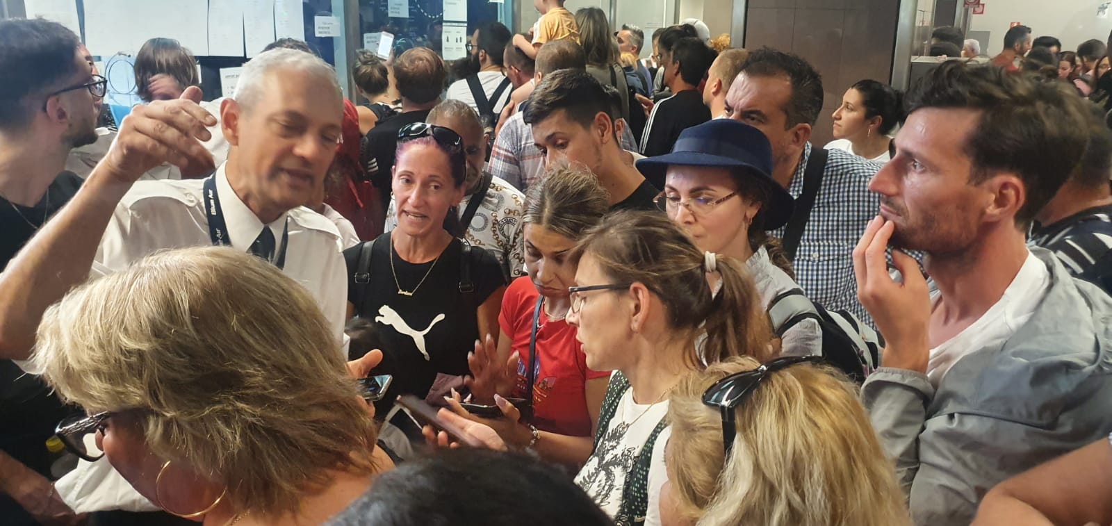 Imagini cu haosul de pe aeroportul Otopeni, unde călătorii au aflat că Blue Air a suspendat toate zborurile