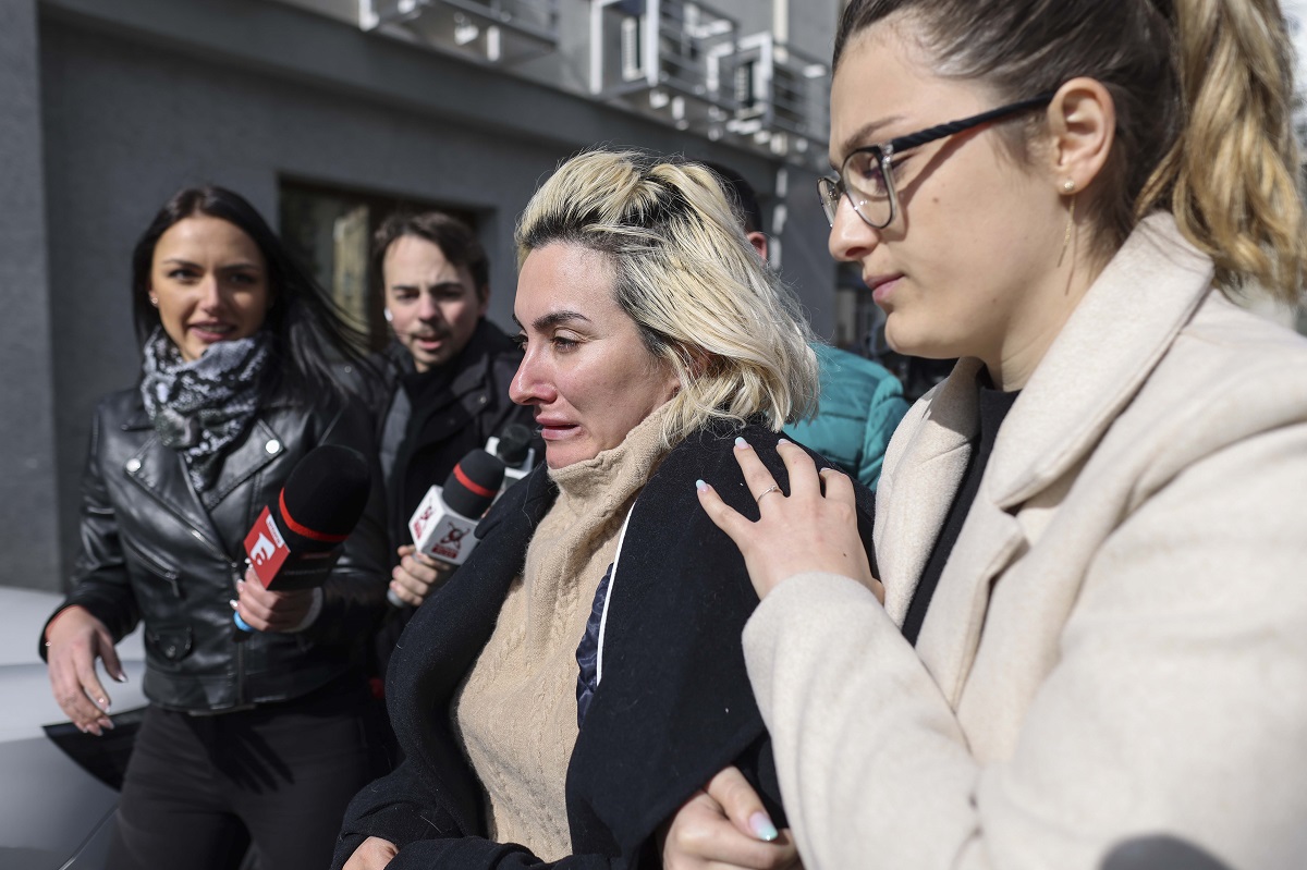 Momentul în care Ana Morodan este oprită în trafic. Doi polițiști au condus-o la mașina lor - VIDEO