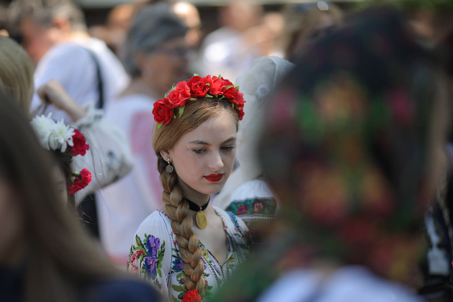 Zeci de oameni au defilat în costume populare, de ziua națională a portului tradițional din România / FOTO