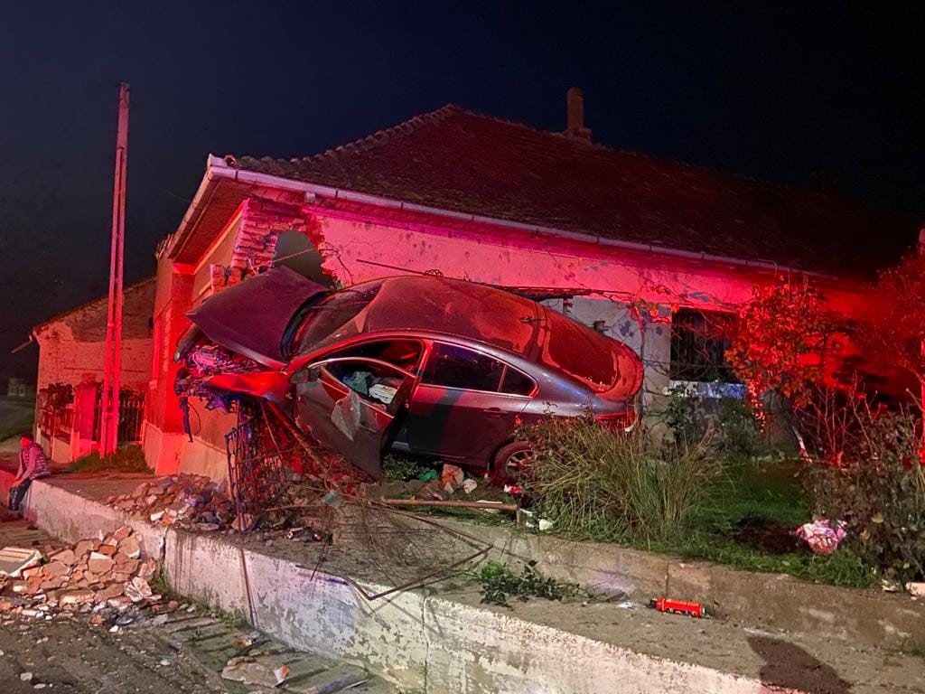 Tânăr șofer mort, după ce a zburat cu mașina de pe șosea și a intrat prin zidul unei case, la Rătești, în Satu Mare