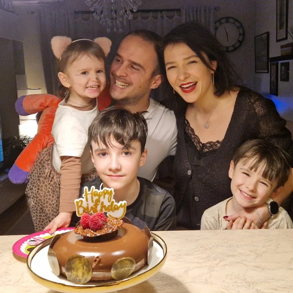 Cum arată casa în care Șerban Copoț locuiește cu cei trei copii. Au voie să deseneze pereții: „Ăsta nu-i motiv de ceartă”