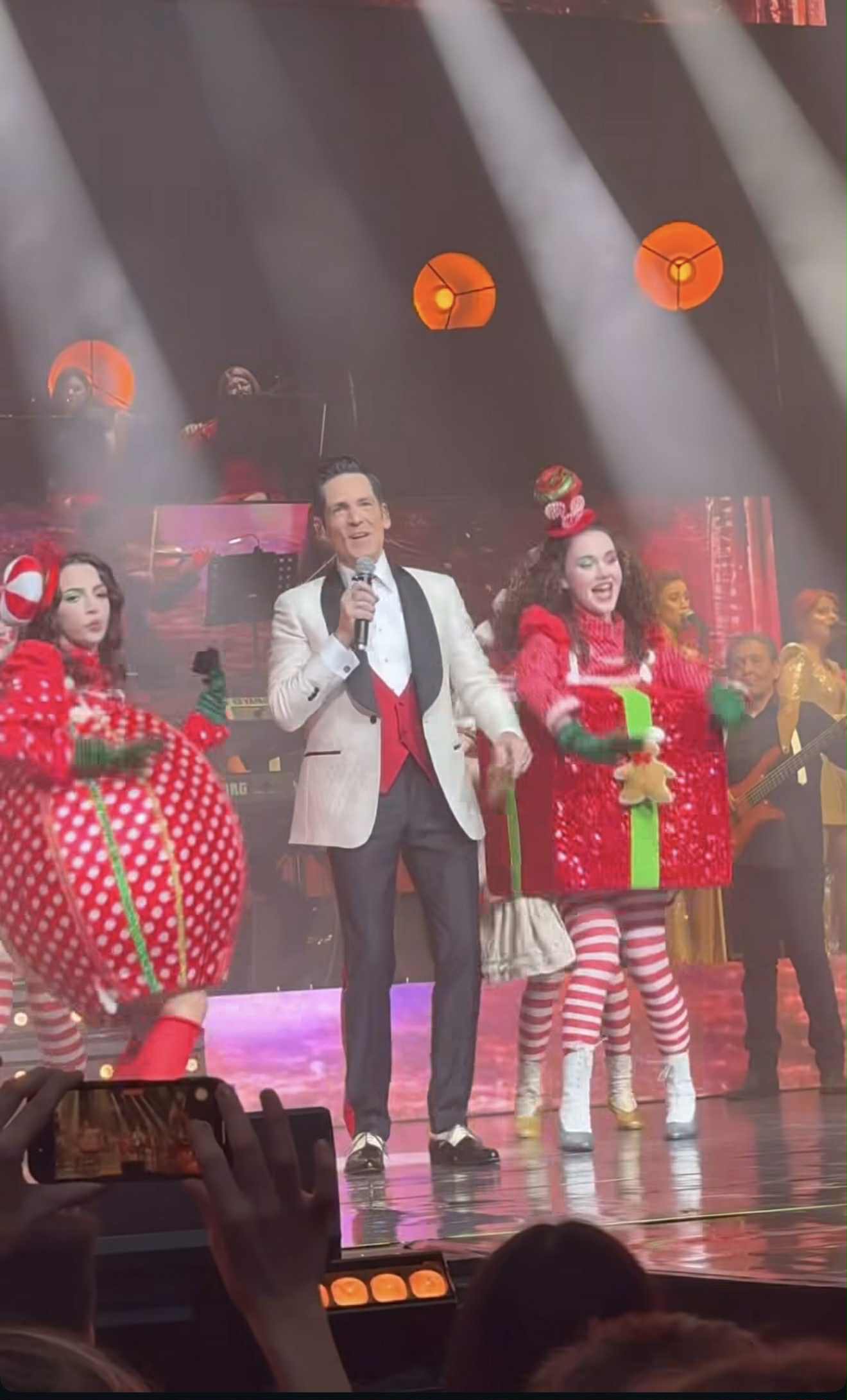Primele imagini de la concertul de Crăciun al lui Ștefan Bănică jr de la Sala Palatului. Artistul a fost lăudat: „A fost un show excepțional”