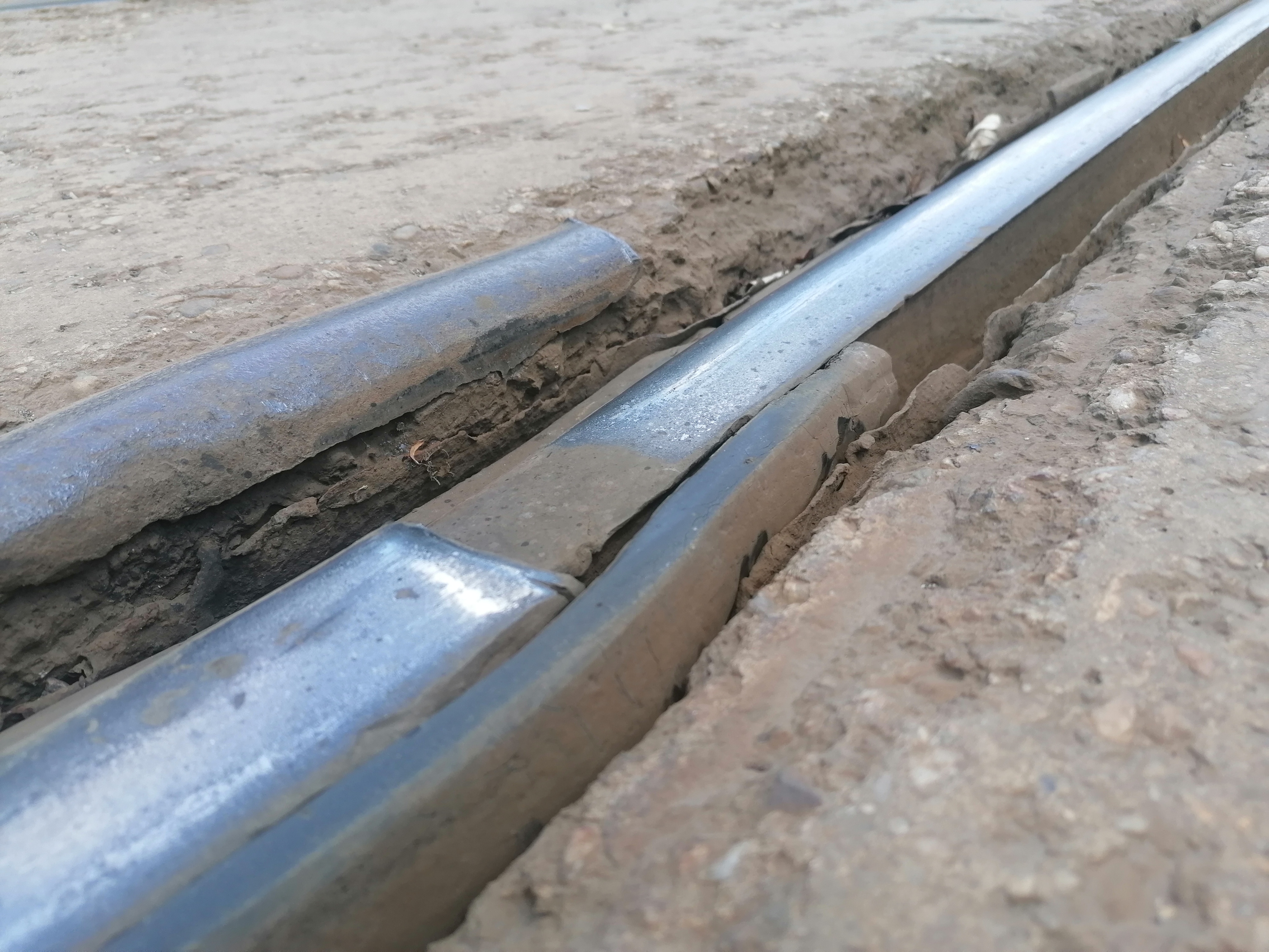 Gropi, șine rupte și segmente lipsă. Imagini cu liniile de tramvai care îi înspăimântă pe bucureștenii care vin la muncă în Pipera: „Mai bine cobor cu două stații înainte”