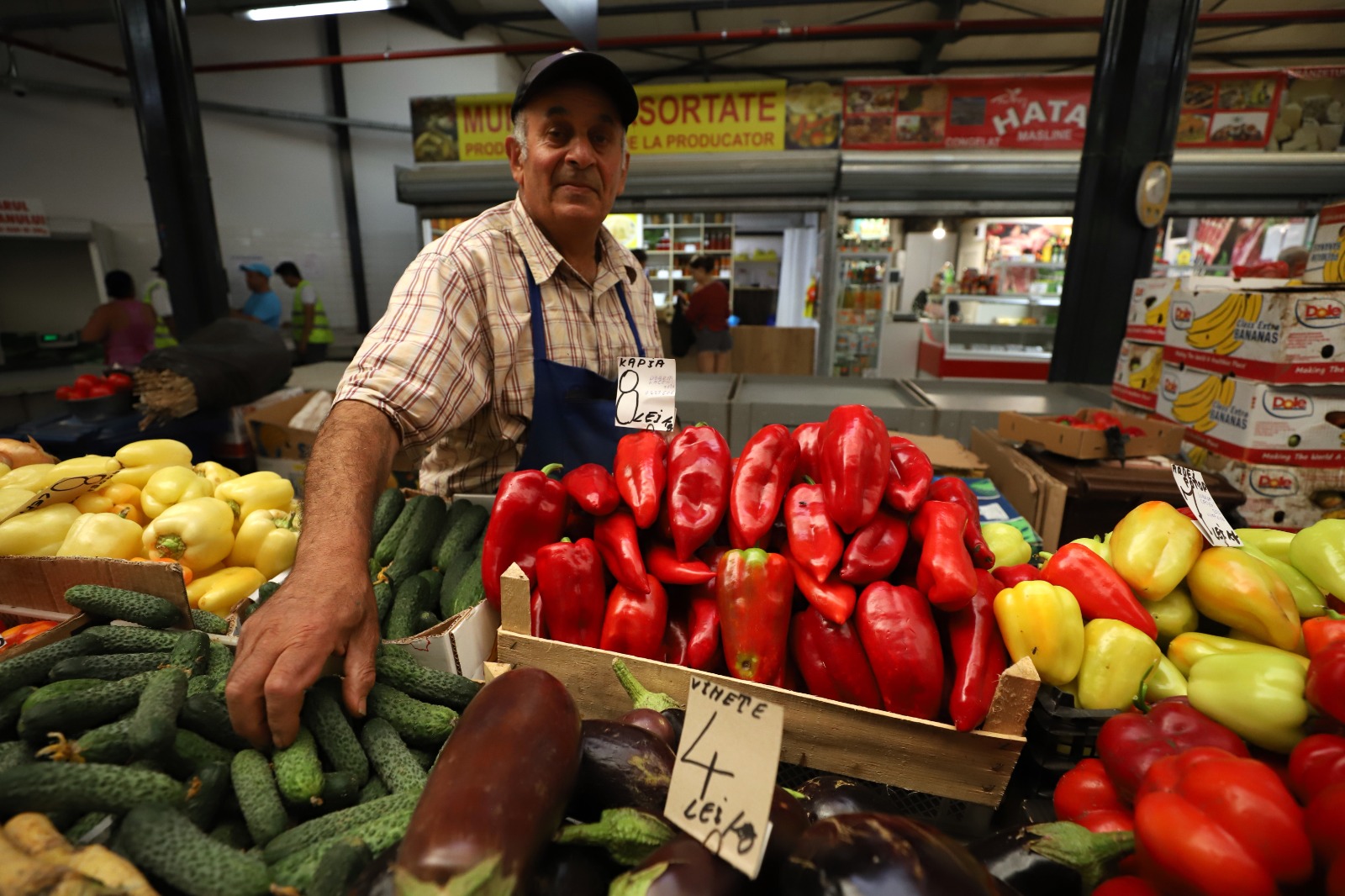 Cât costă să cumperi ingrediente pentru 10 borcane de zacuscă: calculul pentru rețeta tradițională cu vinete, ardei kapia, gogoșari și ceapă