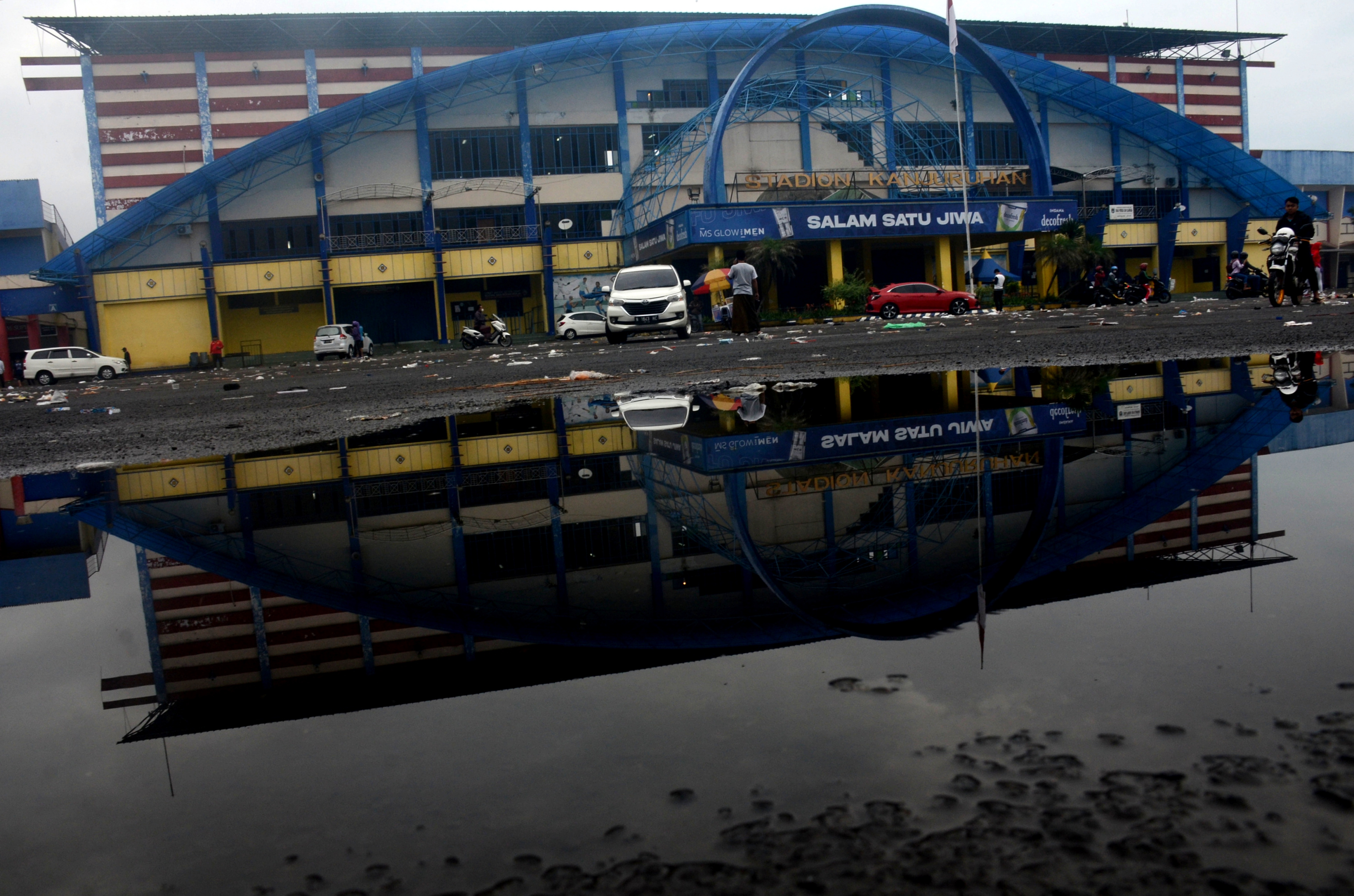 Violențe urmate de o busculadă pe un stadion de fotbal, în Indonezia. Cel puțin 125 de persoane au murit