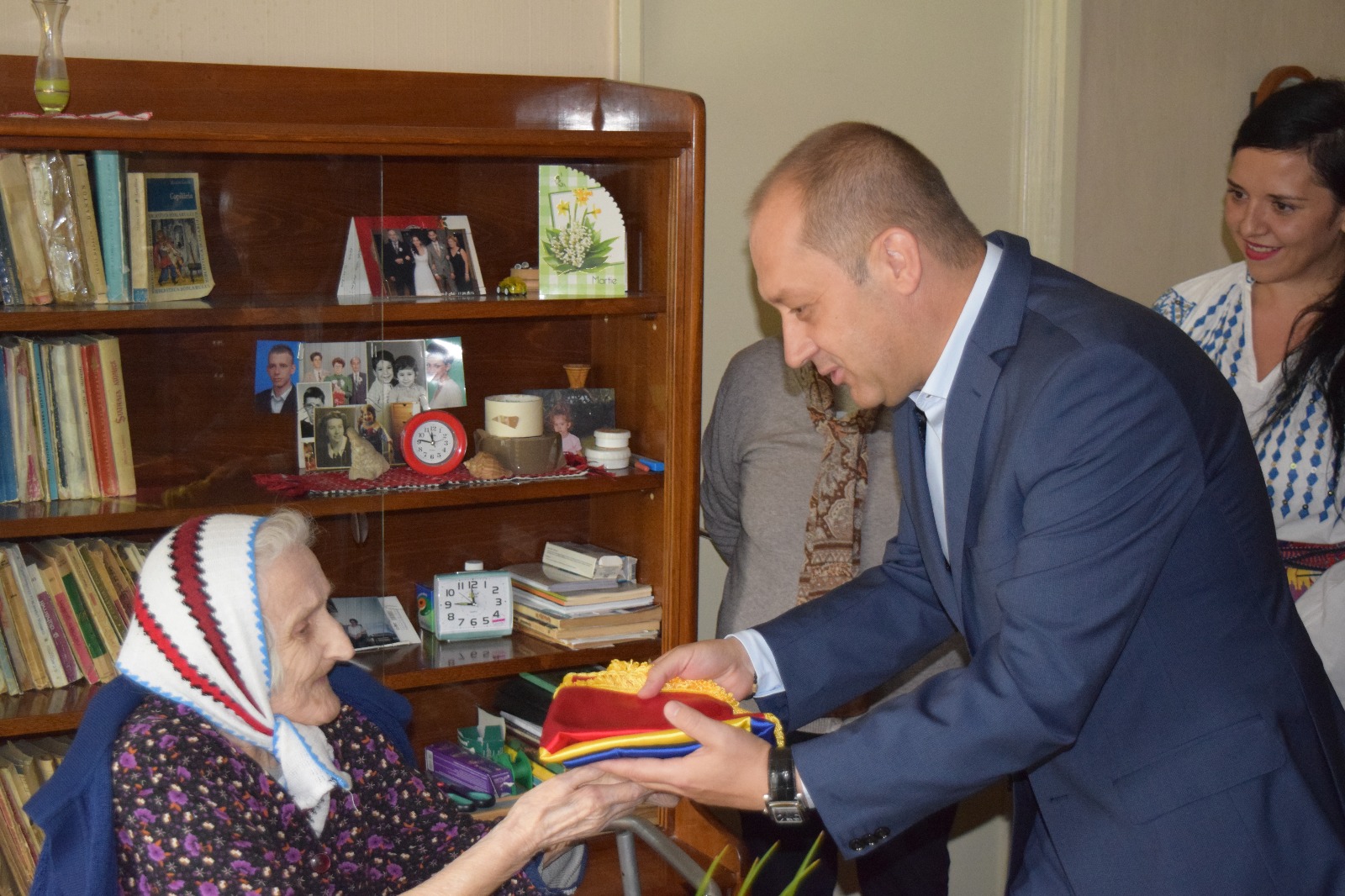 Două braşovence care au împlinit 100 de ani s-au trezit cu poliţia, pompierii şi jandarmii la uşă. Aceştia le-au adus flori şi un tricolor/ FOTO