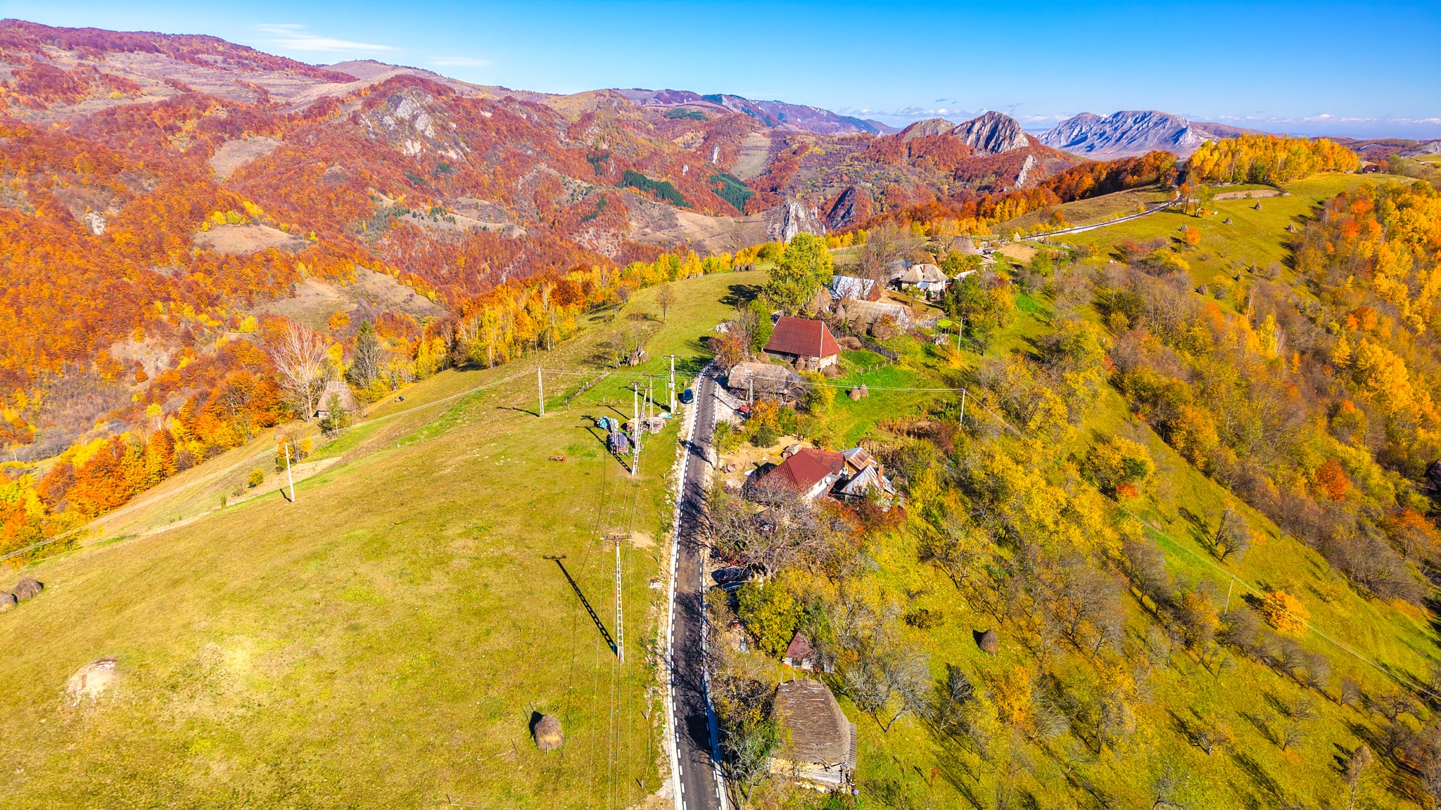 Șurile cu acoperiș din paie, construcțiile arhaice din Apuseni care rezistă de peste 100 de ani. Drumul nou care le face accesibile turiștilor