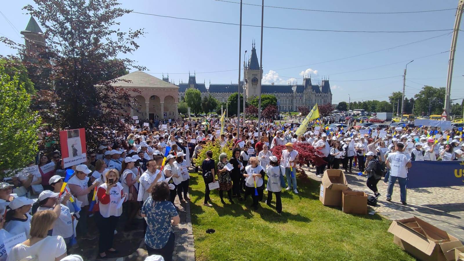Greva din Educație continuă joi. După negocieri, Guvernul anunță că „nu vor fi creșteri salariale”, dar le oferă profesorilor carduri valorice. Sindicaliști: „Primele reacții sunt de respingere”