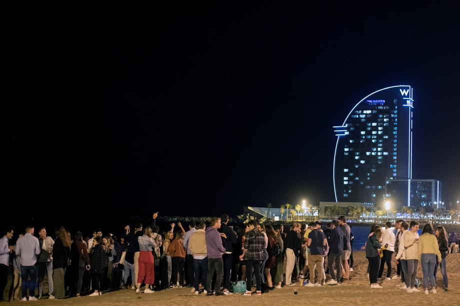 Mii de petrecăreți, goniți de poliție în Barcelona, din centru și de pe plajă, în primul weekend fără stare de urgență