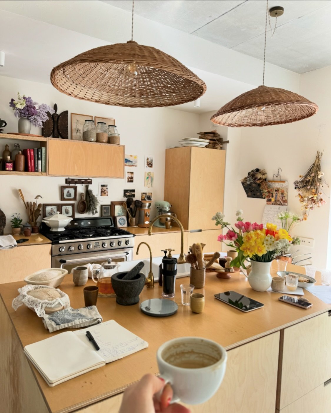 Imagini din casa în care Laura Cosoi locuiește. Camera fetițelor pare desprinsă din povești