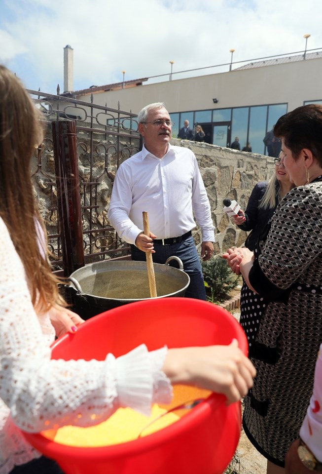 FOTO | Dragnea a făcut friptură şi bulz cu oierii din Poiana Sibiului. Liderul PSD va apărea din nou la Viața Satului!