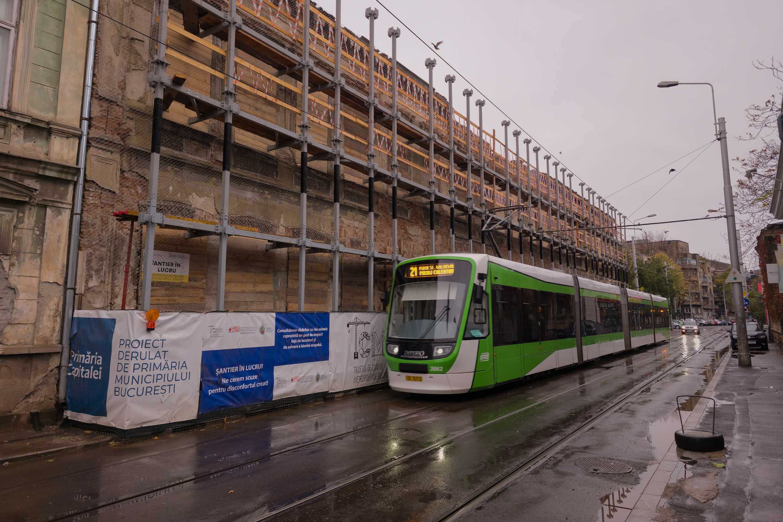 Fațada Hanului Solacolu din București a fost pusă în siguranță. Tramvaiul 21 circulă din nou pe ambele sensuri