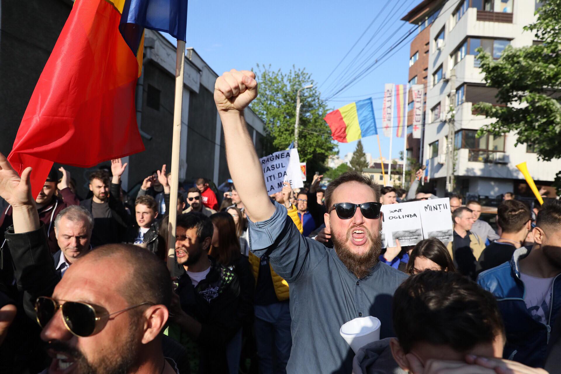 GALERIE FOTO | Mitingul de la Iași în imagini. Cum s-au comportat, joi, cele două tabere pro și anti PSD