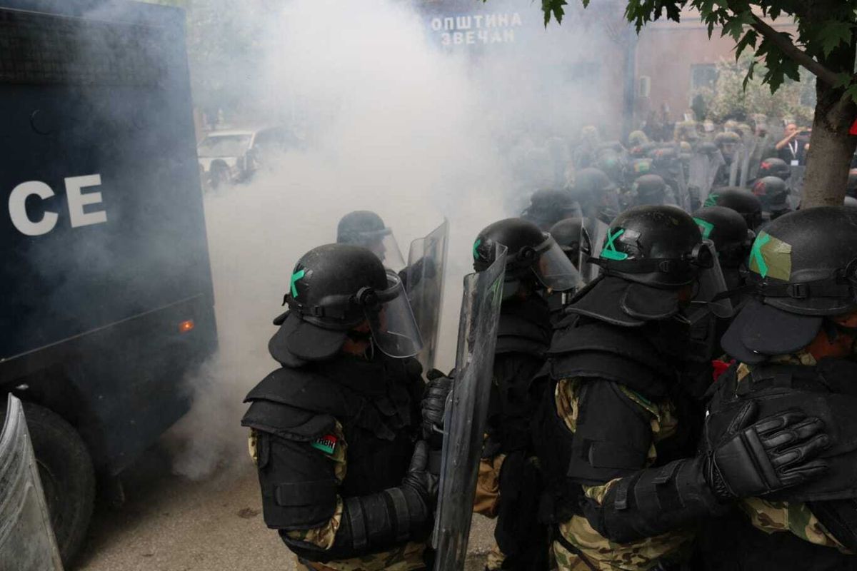 Militari NATO și protestatari sârbi, răniți în confruntările din Kosovo. SUA și UE fac apel la calm, Belgradul și-a plasat armata în alertă