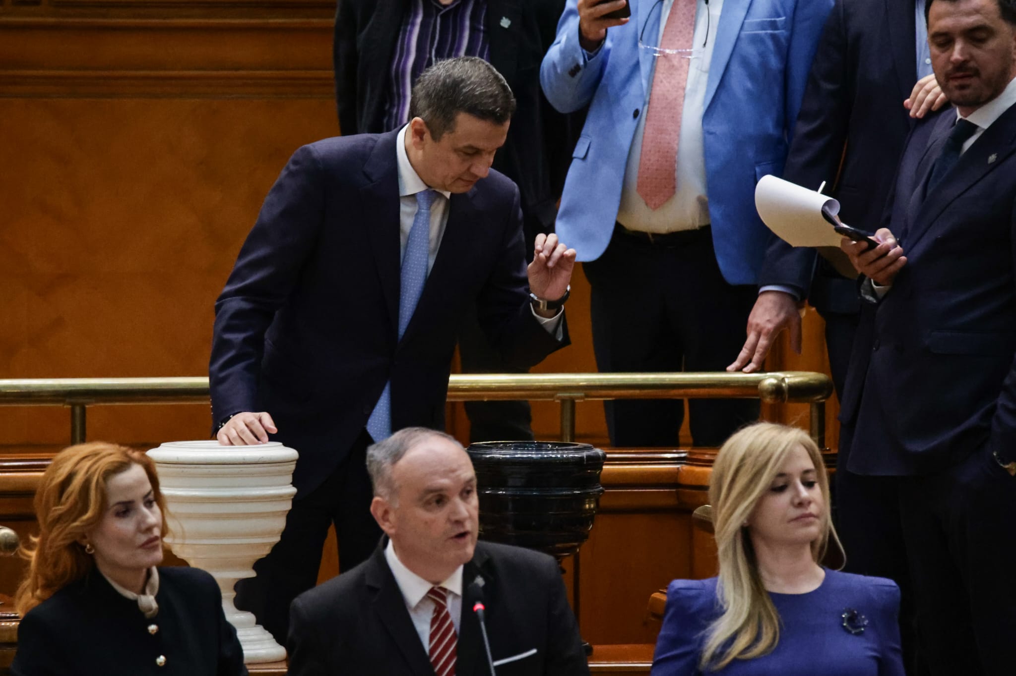 Ce nu s-a văzut la televizor în timpul votului moțiunii de cenzură împotriva Guvernului Bolojan. Negocieri în șoaptă, telefoane pe fugă și calcule la limită