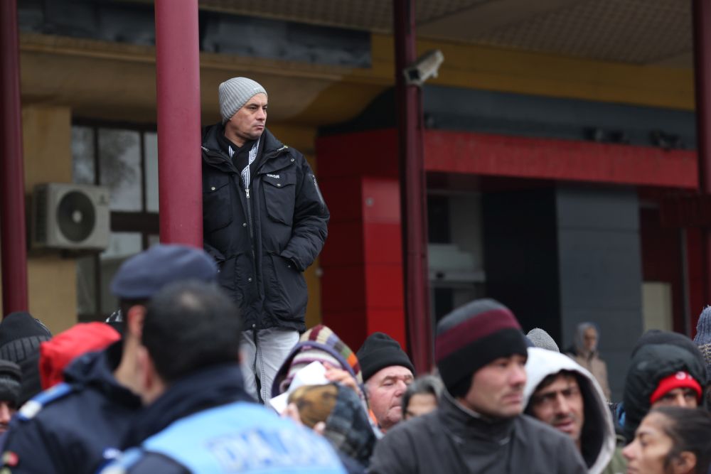 Ambasadorul Marii Britanii la București a servit mâncare oamenilor fără adăpost, în Gara de Nord / FOTO