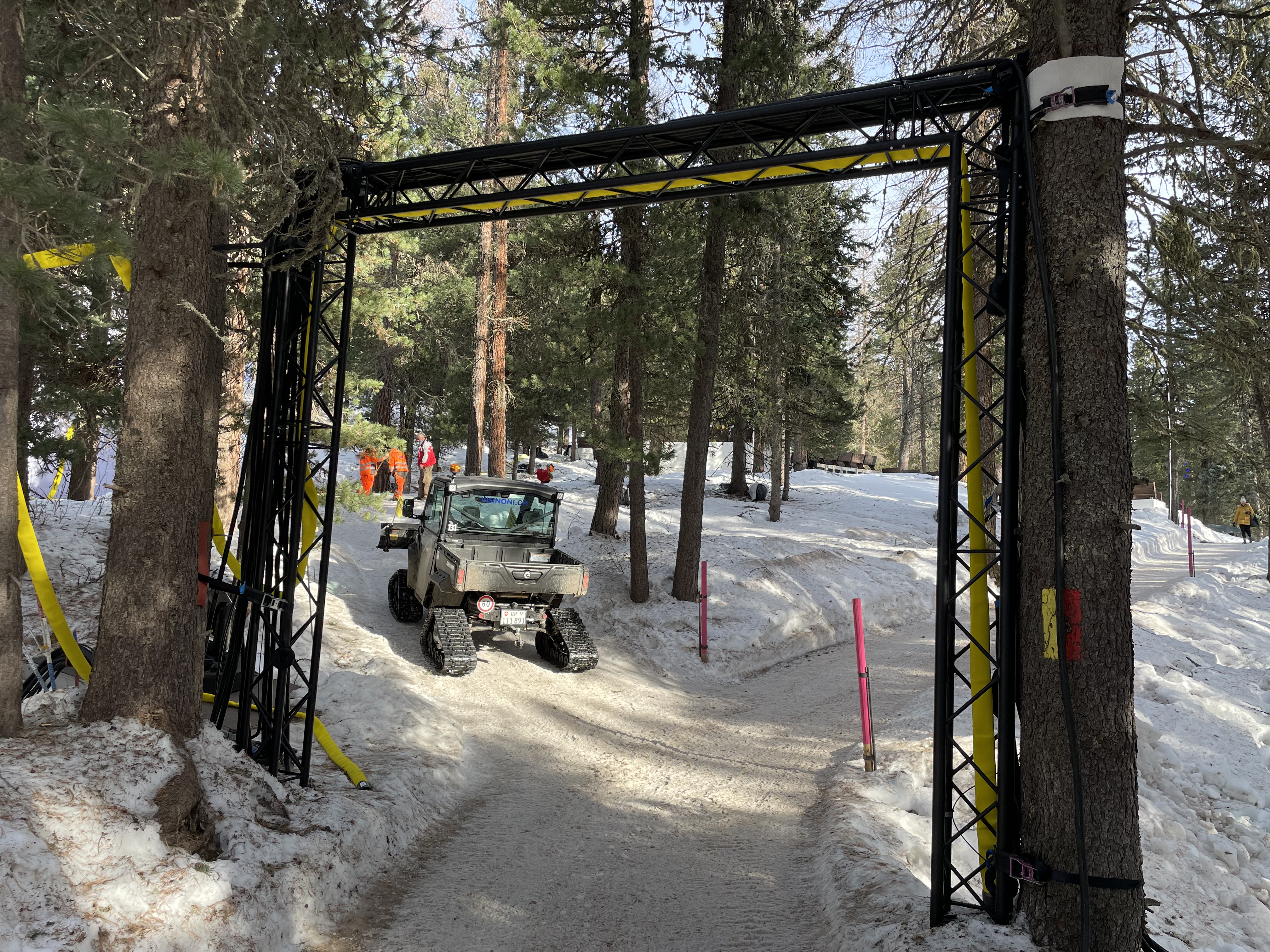 Prezentare de modă exclusivistă în mijlocul unei păduri, la St. Moritz. Organizațiile de mediu se tem că vor fi tăiați copacii. Cine este organizatorul