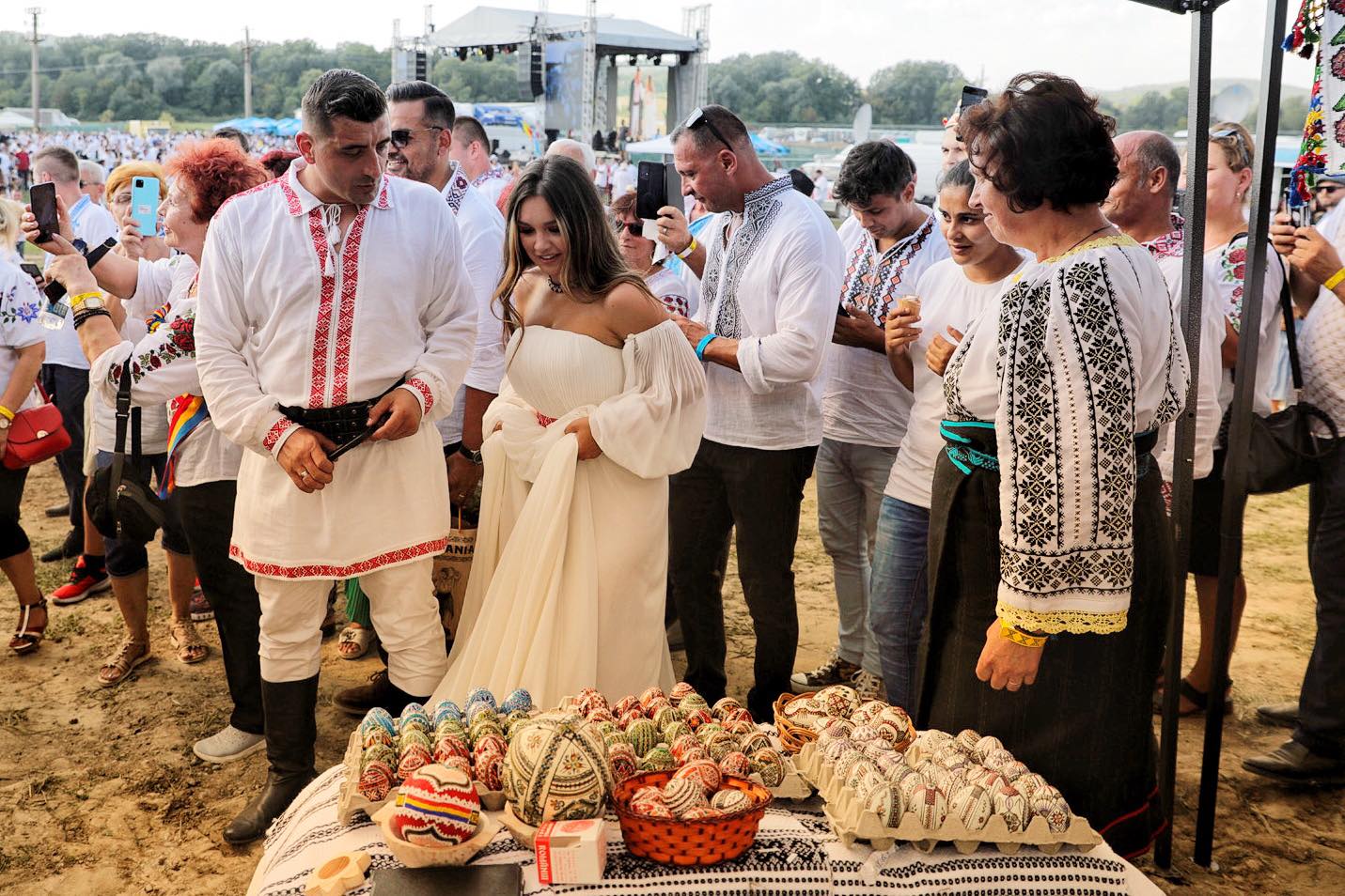 O mireasă și două nunți. Cum a petrecut poporul în vale, iar ceilalți invitați, în deal, la căsătoria „domnului AUR”, George Simion