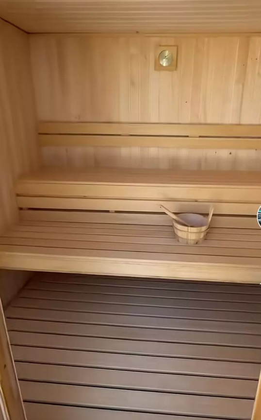 Imagini cu vila lui Marcel Andrei de la „Insula Iubirii”. Casa are trei dormitoare, dar și piscină și jacuzzi