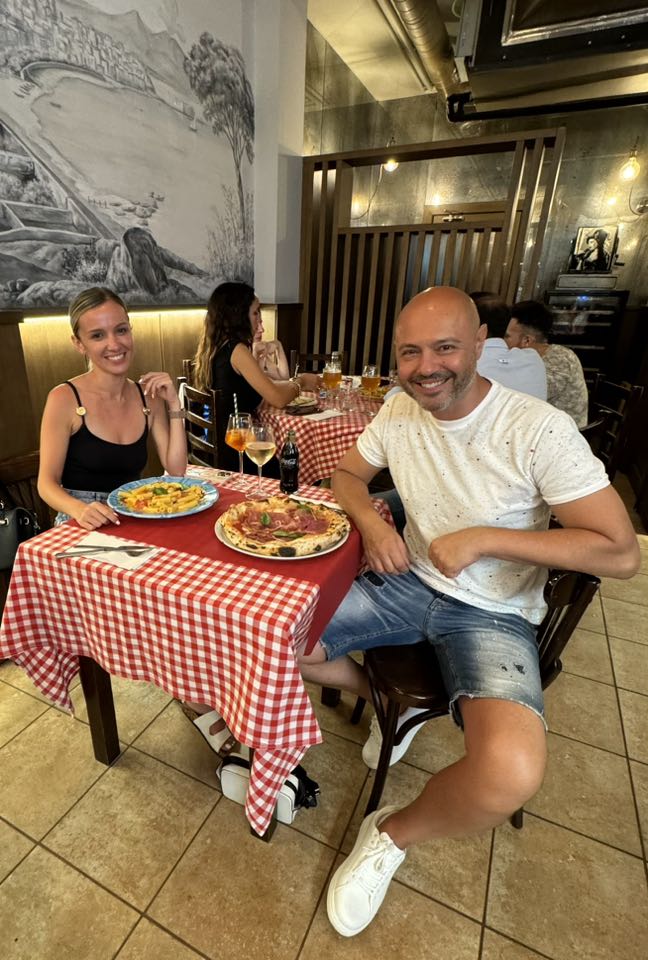Mihai Mitoșeru și-a cerut iubita de soție la Barcelona. Cum arată inelul de logodnă al Alexandrei