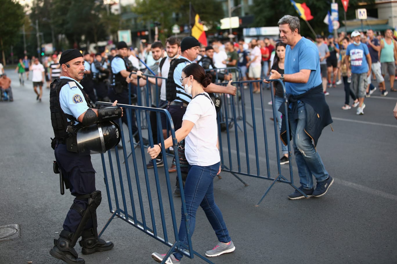 FOTO/ Jandarmi ajutați de protestatari să mute garduri, jandarmi care primesc flori de la protestatari. Imagini incredibile surprinse de fotoreporterul Libertatea
