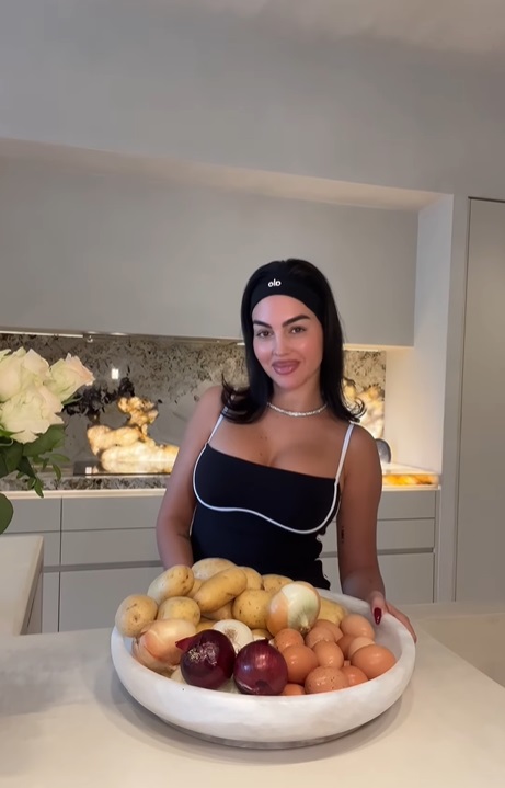 Georgina Rodriguez, virală pe Instagram cu rețeta ei de omletă spaniolă. Clipul în care iubita lui Cristiano Ronaldo gătește are peste 71 de milioane de vizualizări