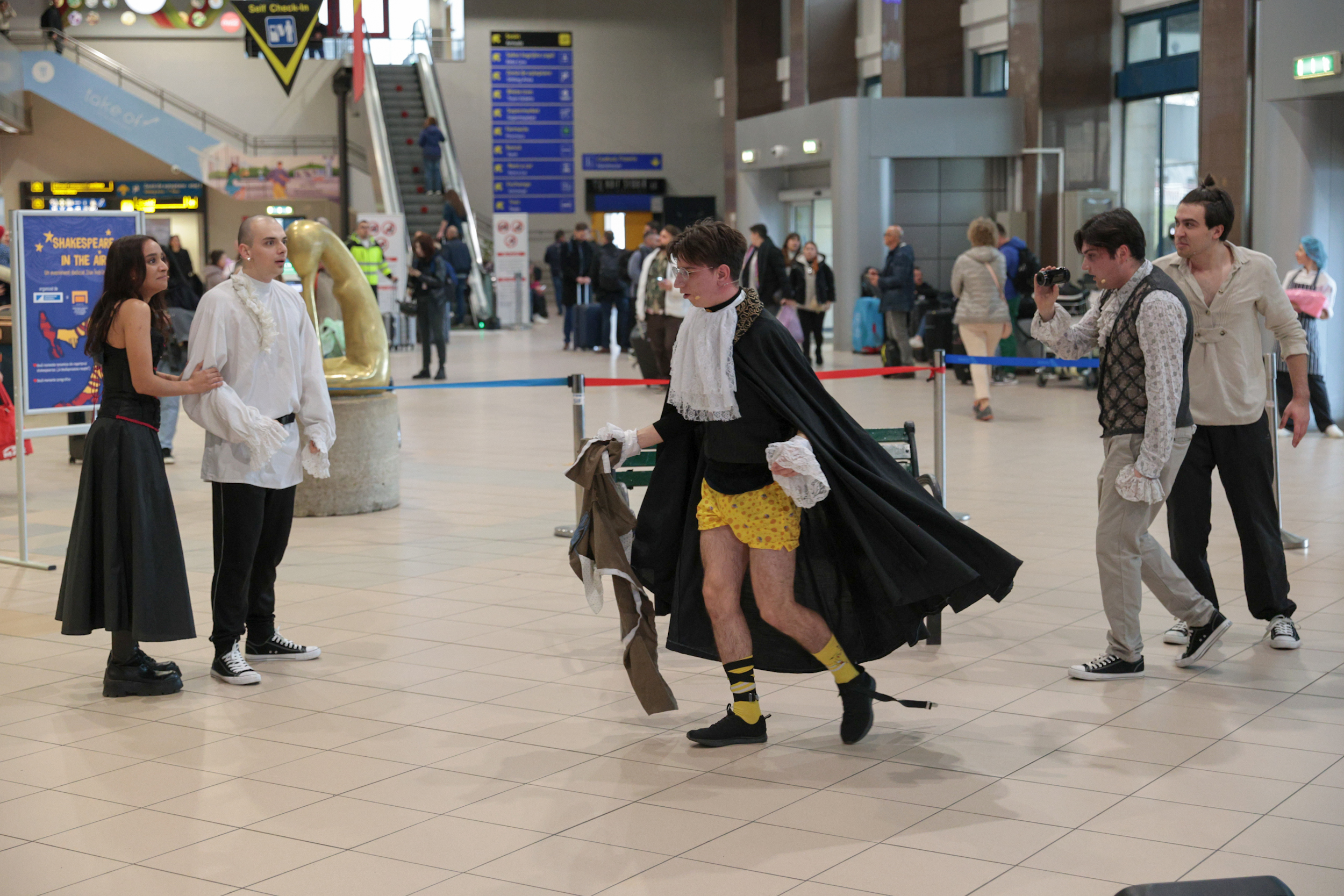 Surpriză pentru călătorii de pe Aeroportul Otopeni, de Valentine’s Day: spectacole din Shakespeare și momente coregrafice