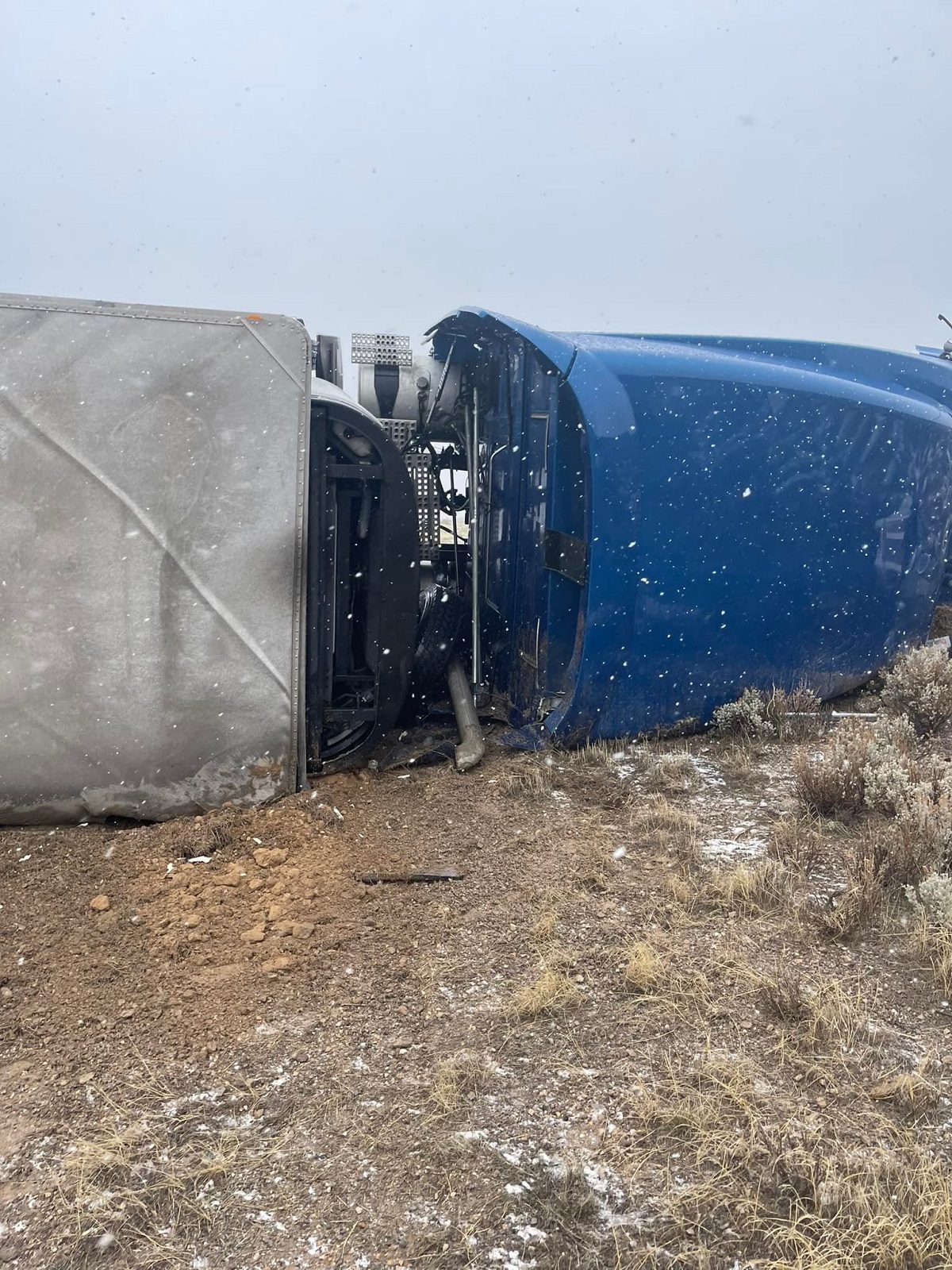 Șoferiță româncă de TIR răsturnată de vânt pe șosea, în munții de lângă Las Vegas