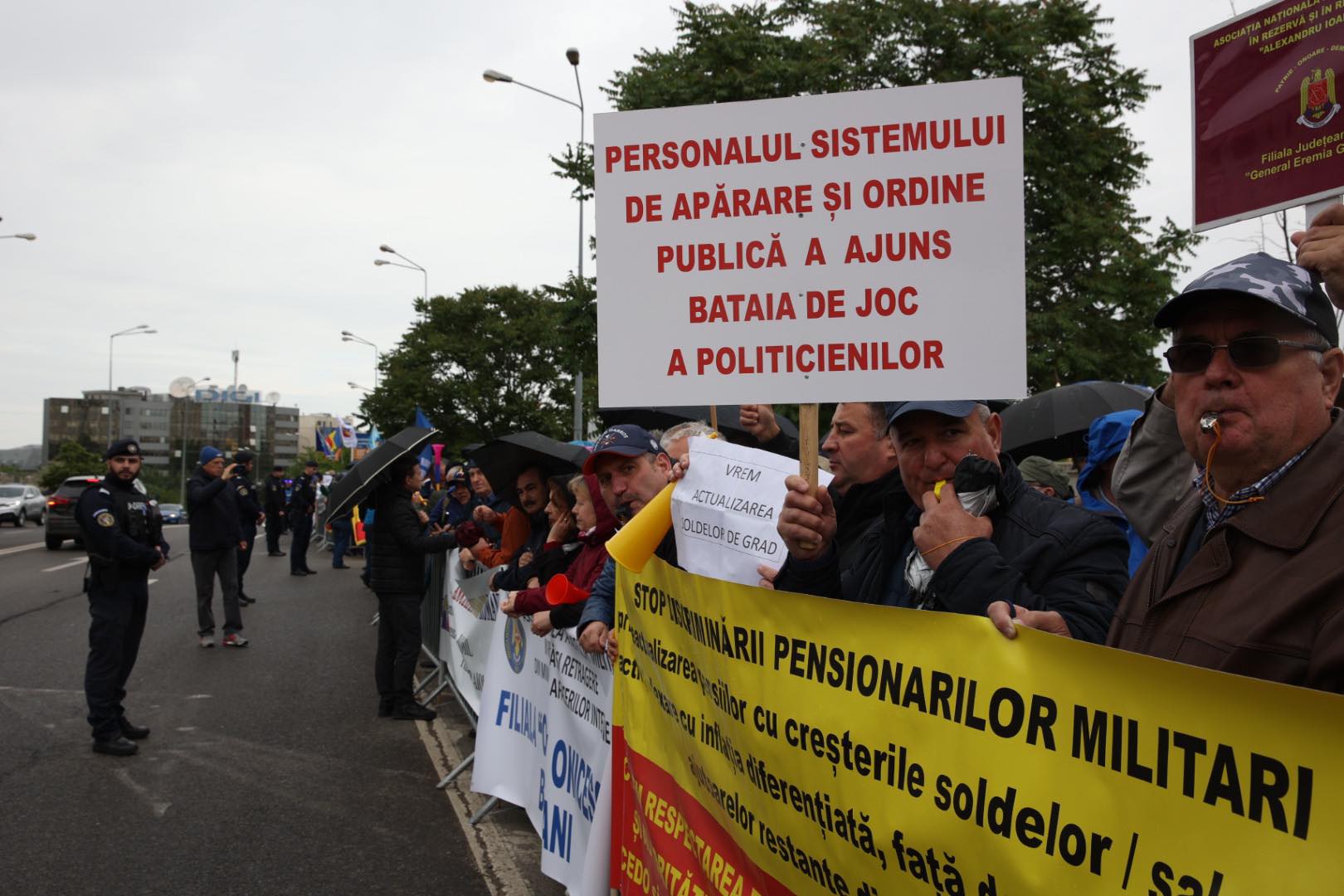 Pensionarii militari, protest la Bucureşti. Ei reclamă „incoerenţa legislativă şi discriminarea”