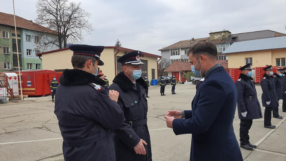 Trei pompieri care au intervenit la incendiul de la Spitalul din Neamț, avansaţi în grad înainte de termen