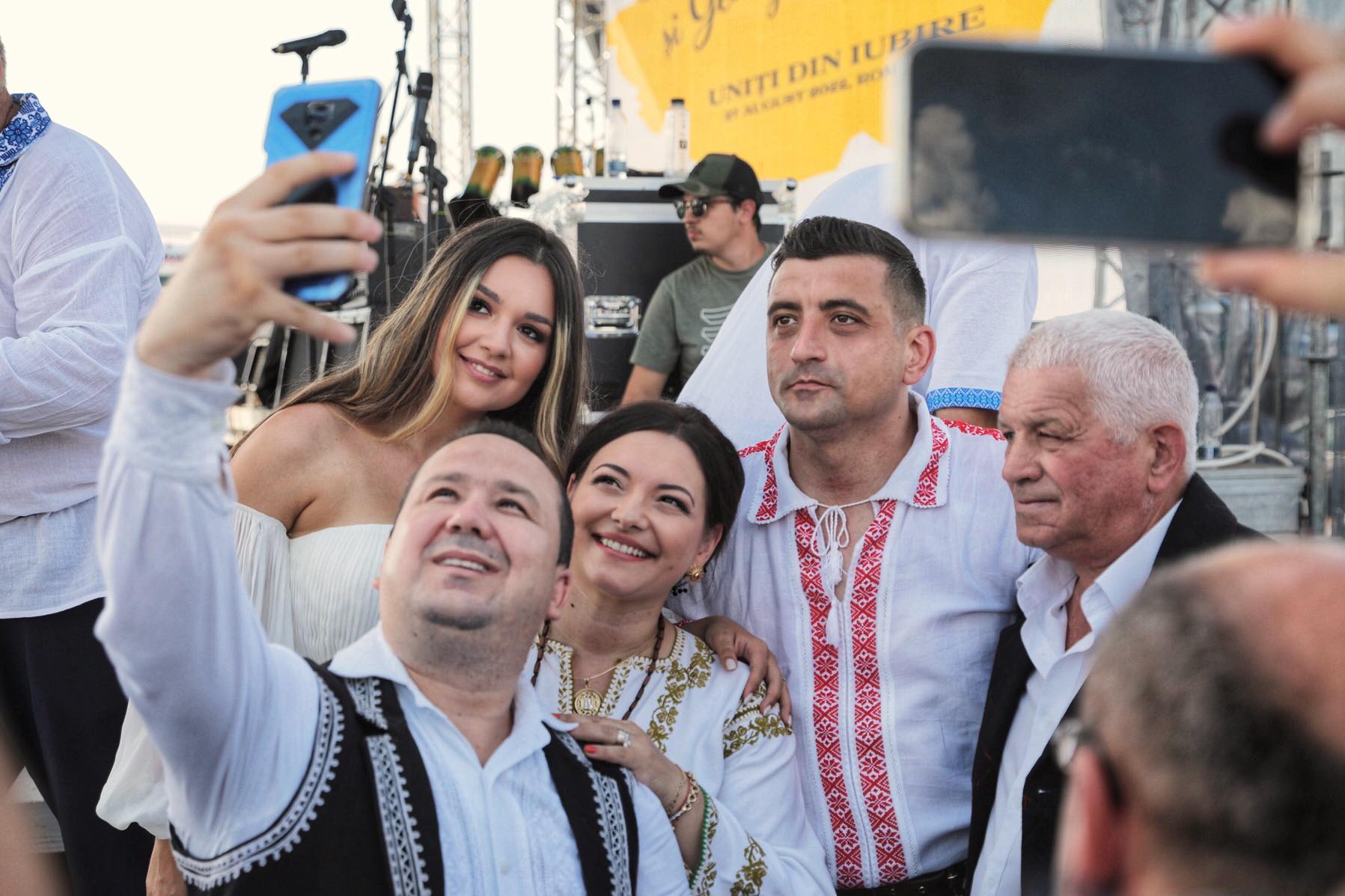 O mireasă și două nunți. Cum a petrecut poporul în vale, iar ceilalți invitați, în deal, la căsătoria „domnului AUR”, George Simion