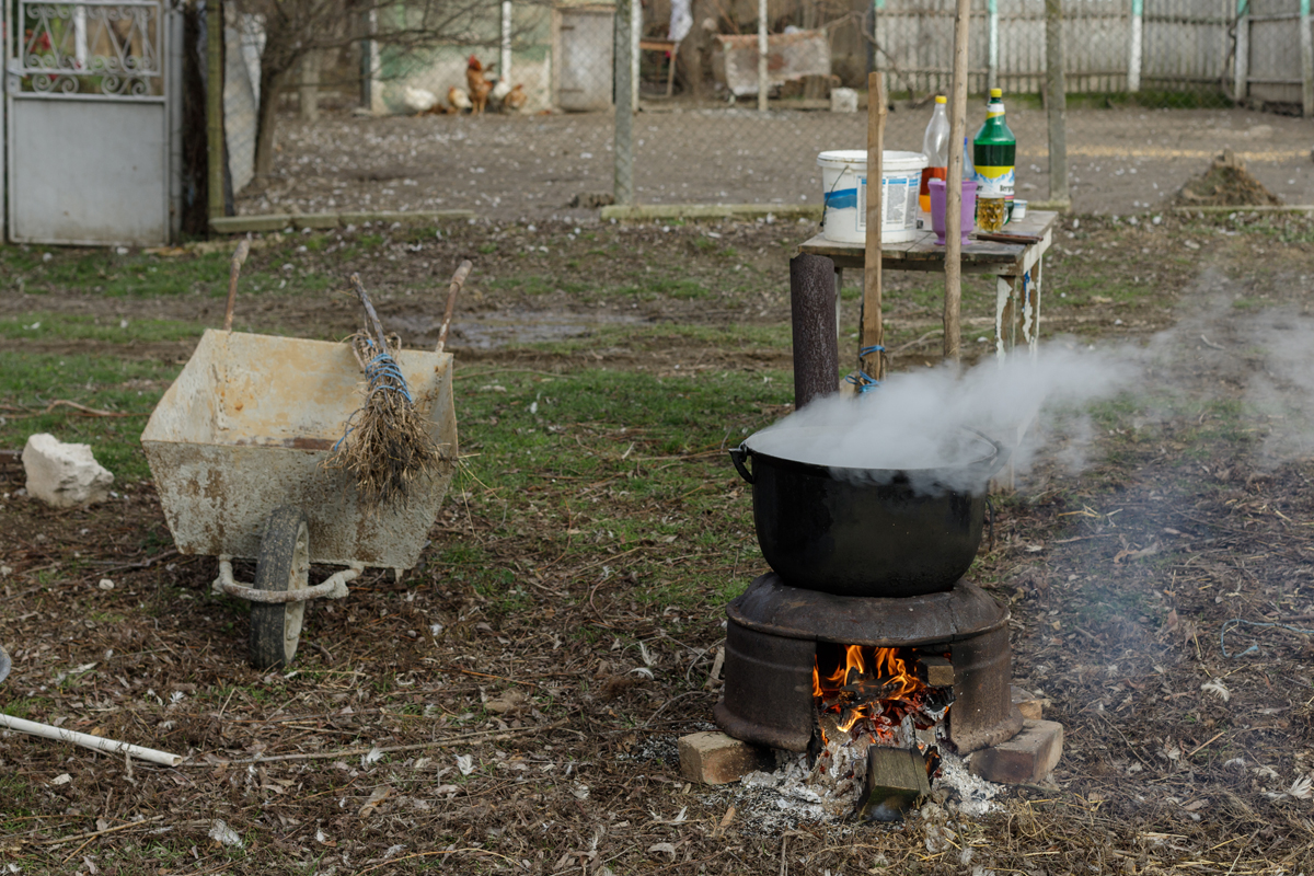 Românii au repopulat un cătun aproape părăsit de tătari. Acum, în satul Gherghina se taie porcul de Ignat și se ține Crăciunul