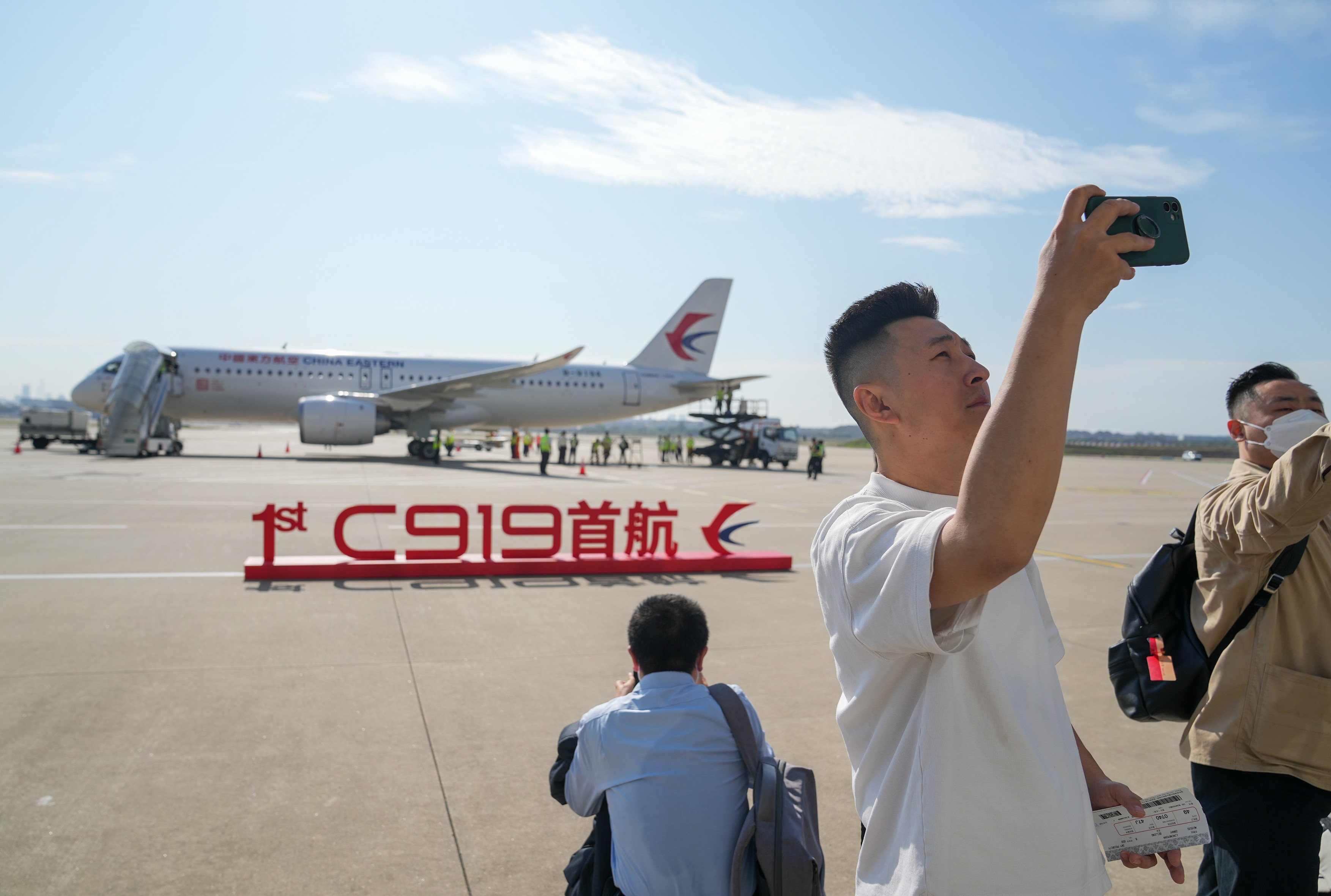 Primul avion de linie al Chinei, C919, a efectuat zborul comercial inaugural. Aeronava este menită să concureze cu modelele Boeing și Airbus
