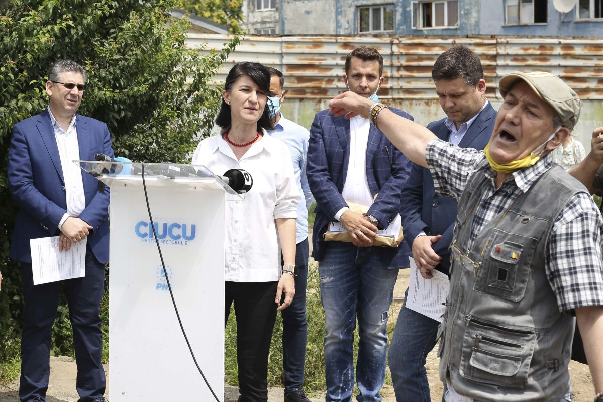 Scandal la o conferință PNL în București. Ministrul muncii, întreruptă de un bărbat: “Mărește-mi pensia!”. Liberalii acuză PSD că se folosește de pensionari
