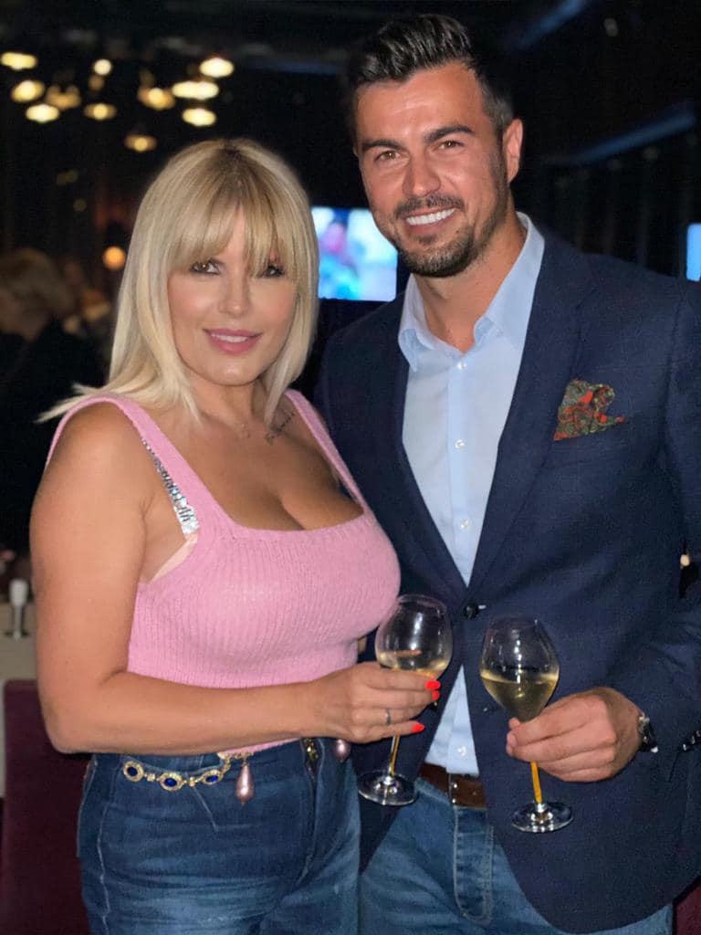 Cum a fost surprinsă Elena Udrea într-un mall din București. Gestul făcut de Adrian Alexandrov, fără să țină cont că e în public