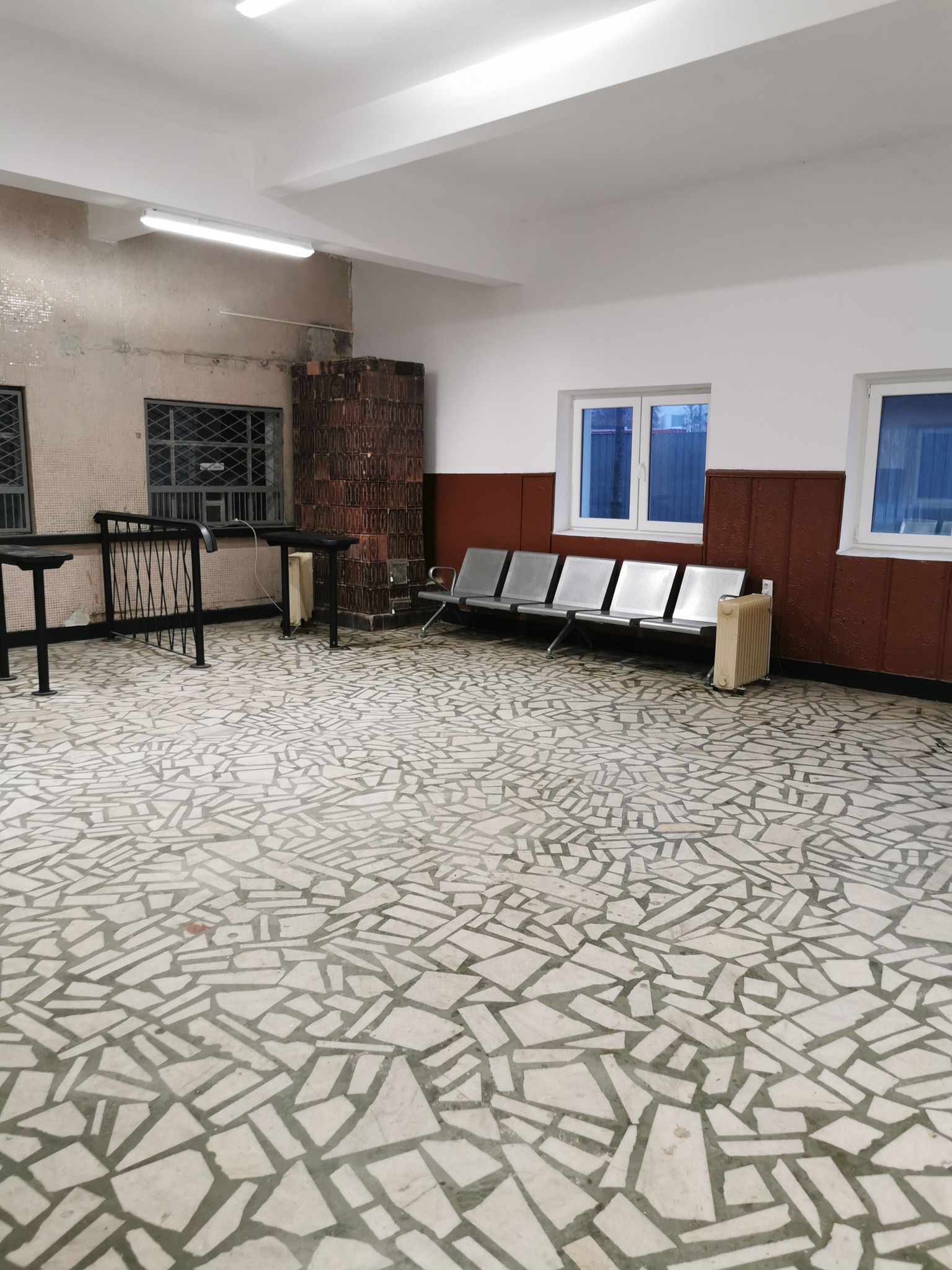 Gara Progresul din București, într-o stare jalnică la nici șase luni de la redeschidere. Sala de așteptare, încălzită cu calorifere electrice