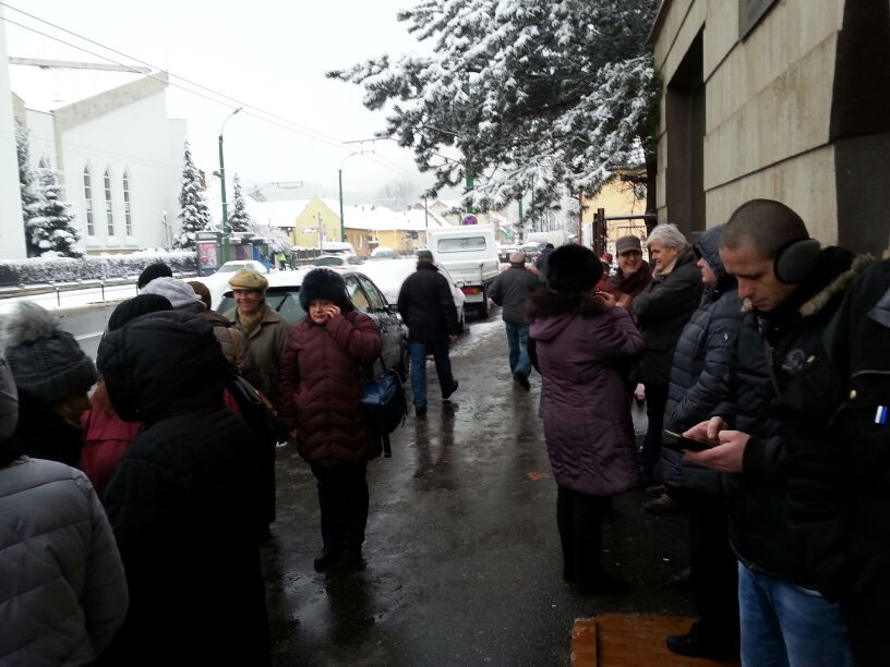 Protest spontan al angajaților de la Casa de Pensii Braşov din cauza salariilor mici| GALERIE FOTO