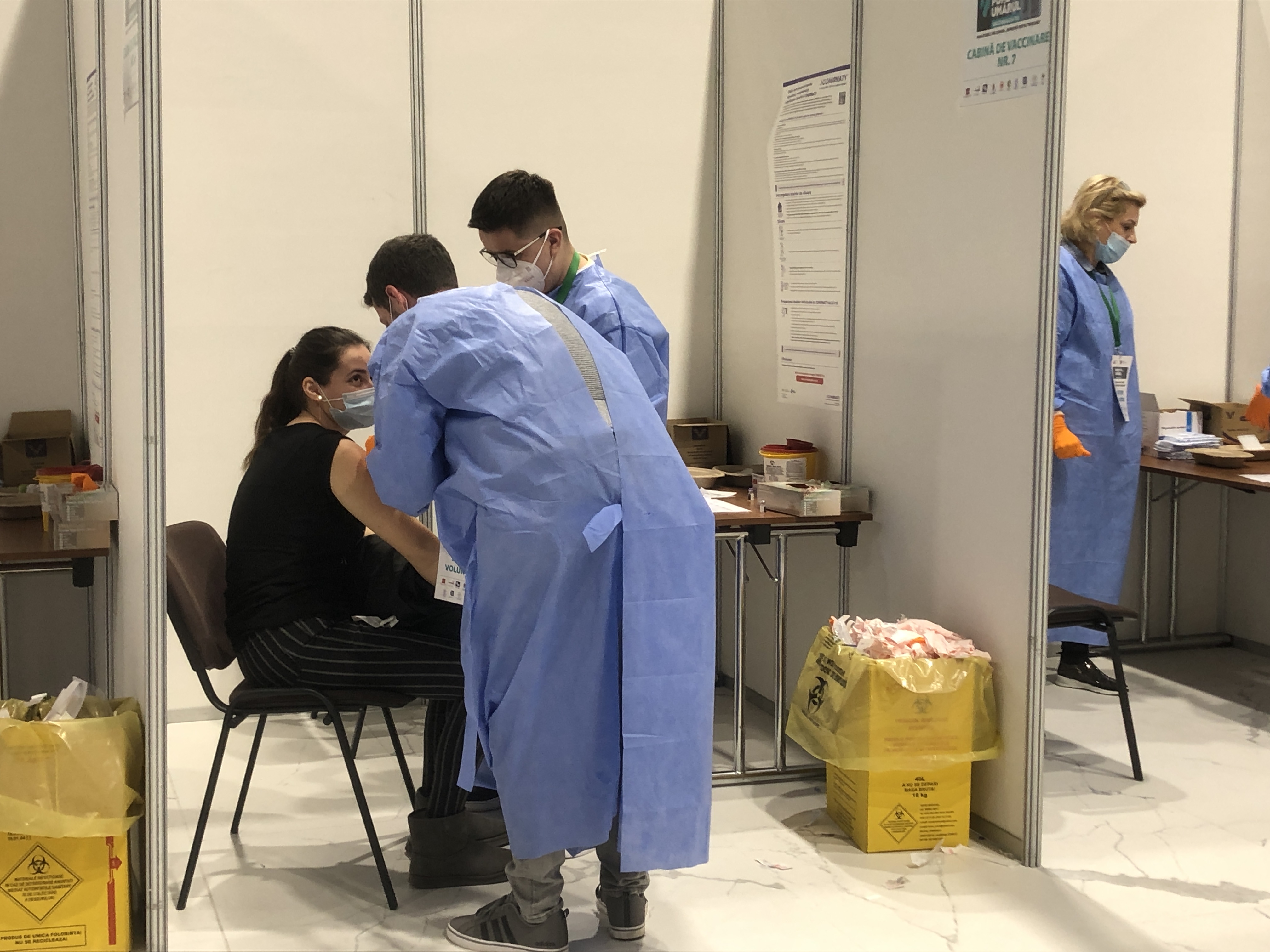 REPORTAJ. La vaccinare, în timpul nopții. „Am încercat să mă programez și nu mai erau locuri, e mai ușor cu maratonul”