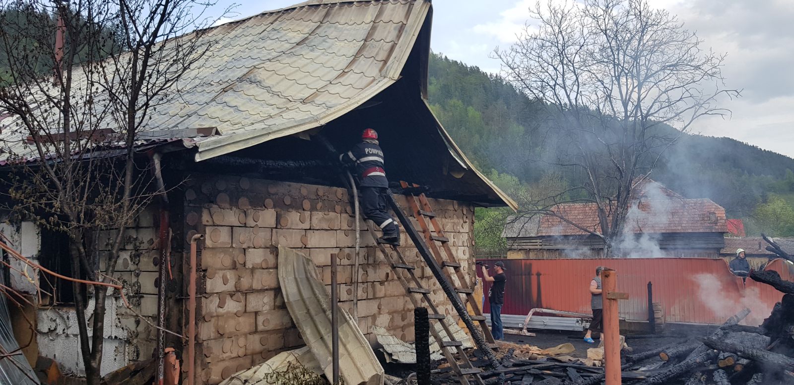 FOTO/Incendiu puternic în Bacău, patru case și două adăposturi de animale fiind cuprinse de flăcări. Focul, pus intenționat