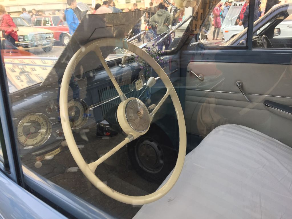 Mașina folosită de Robert Redford în filmul Havana, la Timișoara. E o replică, dar bijuteria a făcut furori printre iubitorii de mașini de epocă