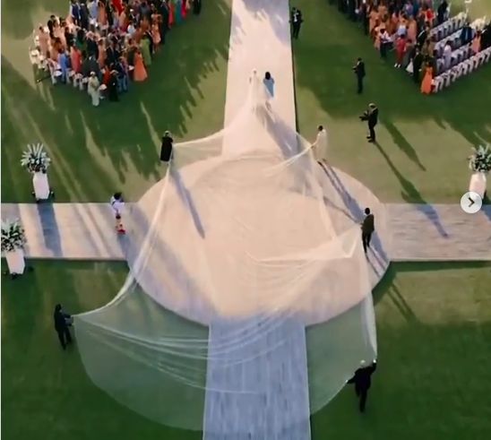 FOTO & VIDEO | Nuntă ca-n filme! Trena rochiei de mireasă a actriței de la Bollywood, care s-a căsătorit cu Nick Jonas, a măsurat 22 de metri